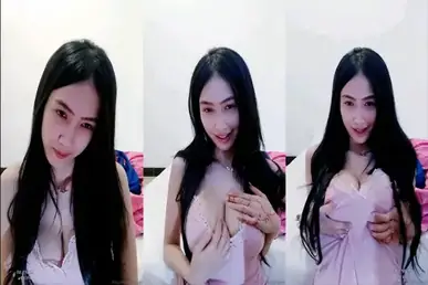 Cewek imut pamerin tubuh mulusnya di live, bikin penonton ngiler